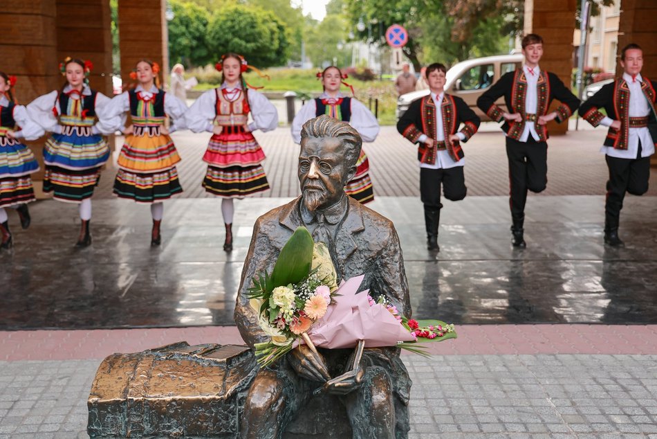 Łódź. Łodzianie uczcili je tańcem przy pomniku pisarza