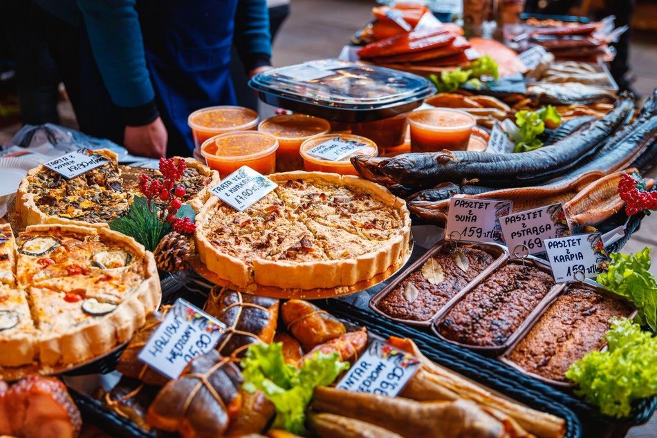 Łódź. Kulinarny Targ Świąteczny w Fuzji Łódź. Smakołyki, lodowe rzeźby i więcej