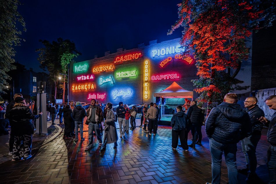 Łódź. Neony kultowych kin w Łodzi odpalone! Łódzka Galeria Neonów wygląda olśniewająco!