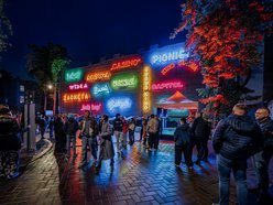 Łódź. Neony kultowych kin w Łodzi odpalone! Łódzka Galeria Neonów wygląda olśniewająco!