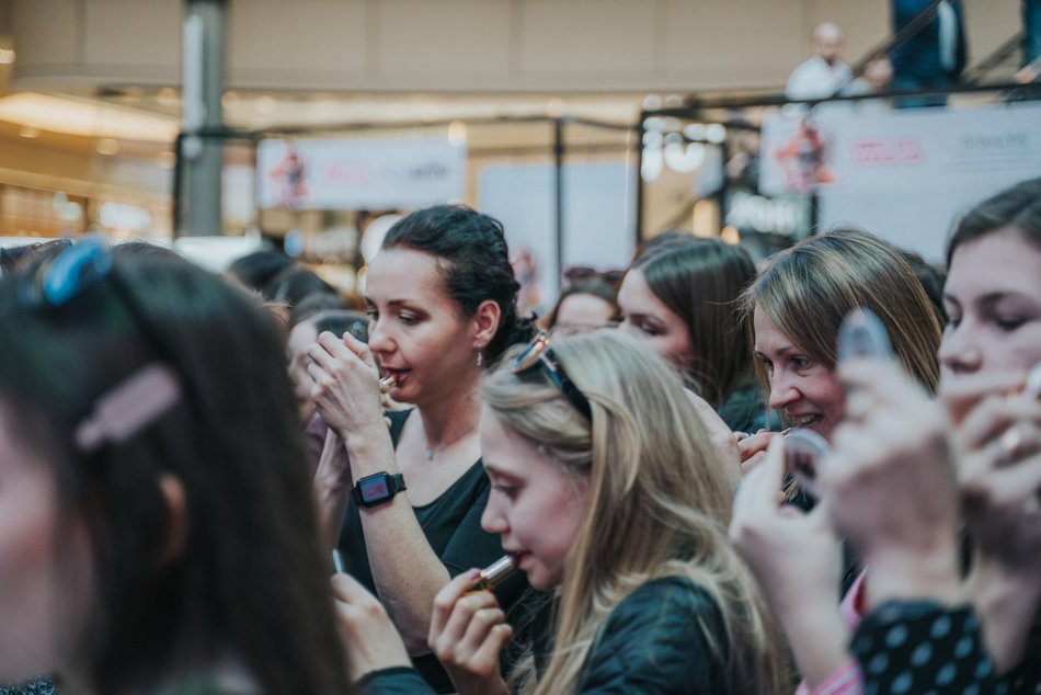 Łódź. Rekord malowania ust w Manufakturze w Łodzi pobity! Byłaś? Znajdź się na zdjęciach!