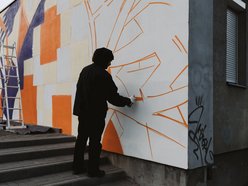 Łódź. Nowy mural na Lumumbowie w Łodzi. Studenci zostawili na ścianie swój ślad i to dosłownie