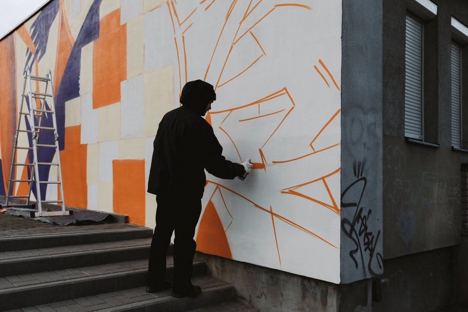 Łódź. Nowy mural na Lumumbowie w Łodzi. Studenci zostawili na ścianie swój ślad i to dosłownie