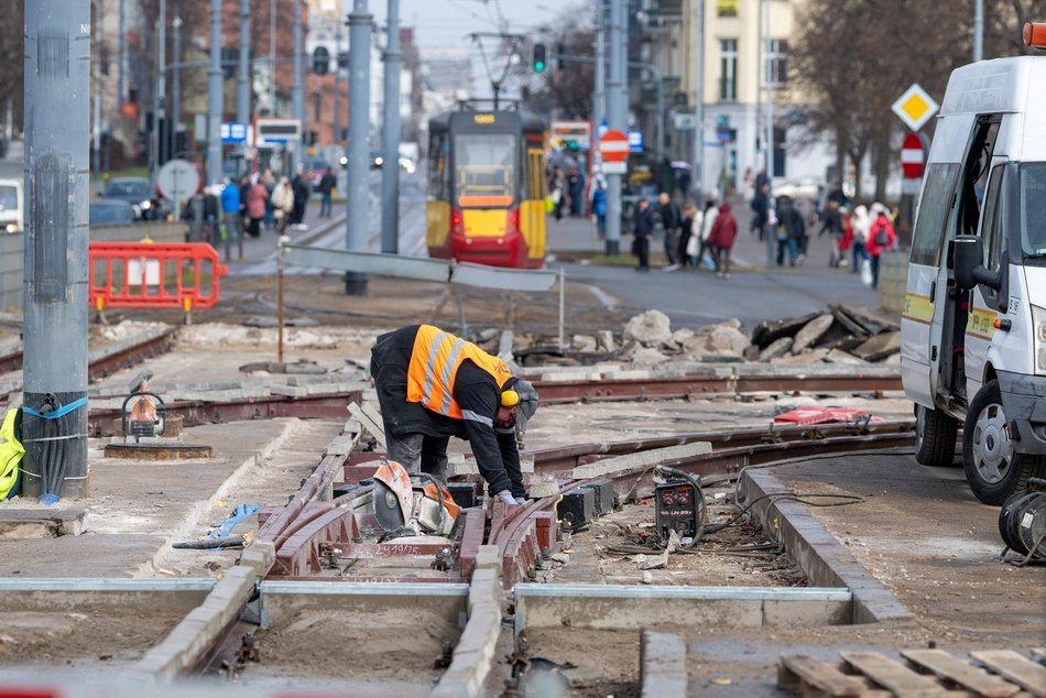Łódź. Remont torowiska na Placu Niepodległości w Łodzi. Kiedy tramwaje wrócą na Pabianicką?