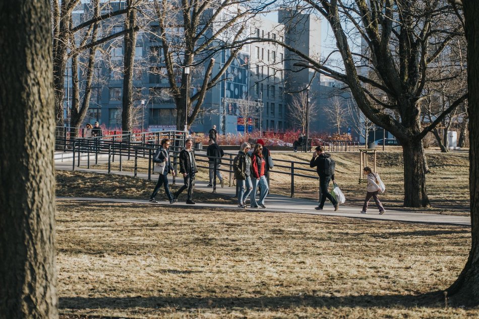 Łódź. Łódź nie tęskni za zimą! Tłumy Łodzian spacerowały po Piotrkowskiej i Parku Staromiejskim