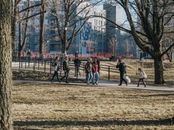Łódź. Łódź nie tęskni za zimą! Tłumy Łodzian spacerowały po Piotrkowskiej i Parku Staromiejskim