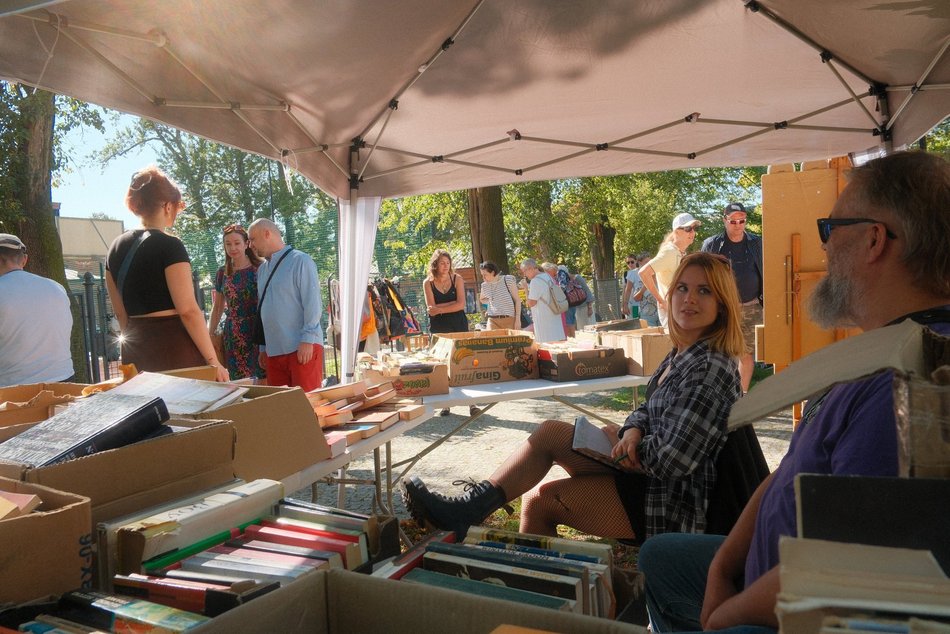 Łódź. Targ Staroci na Księżym Młynie w Łodzi. Unikatowe przedmioty, ceramika, biżuteria i tłumy łodzian