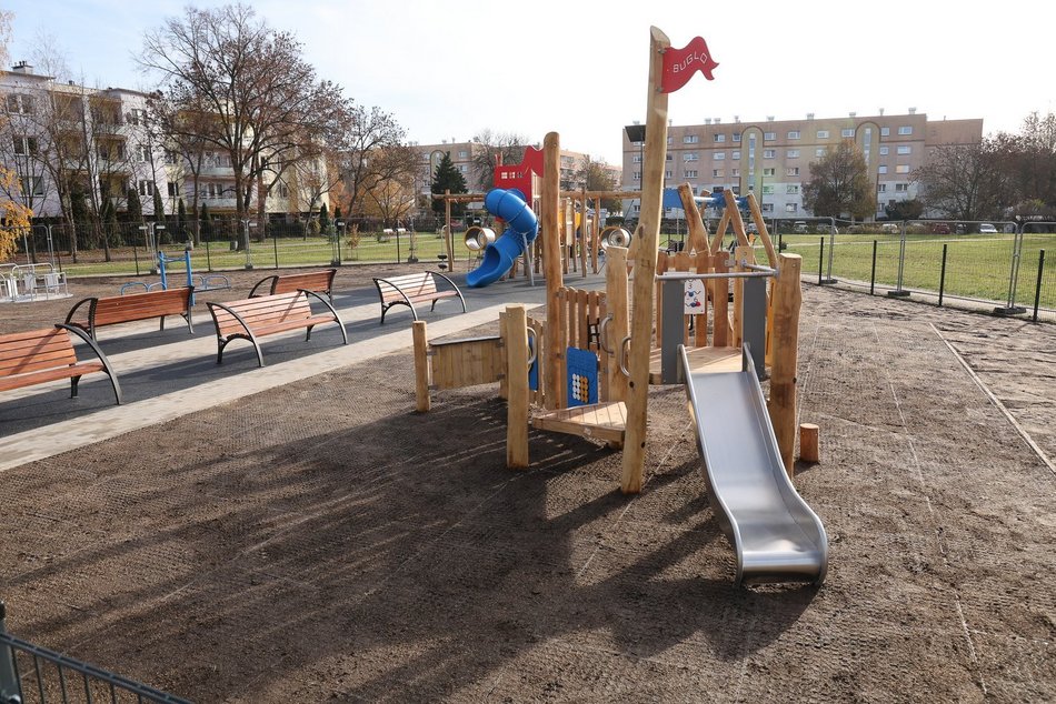 Plac zabaw w parku Chojny-Zatorze