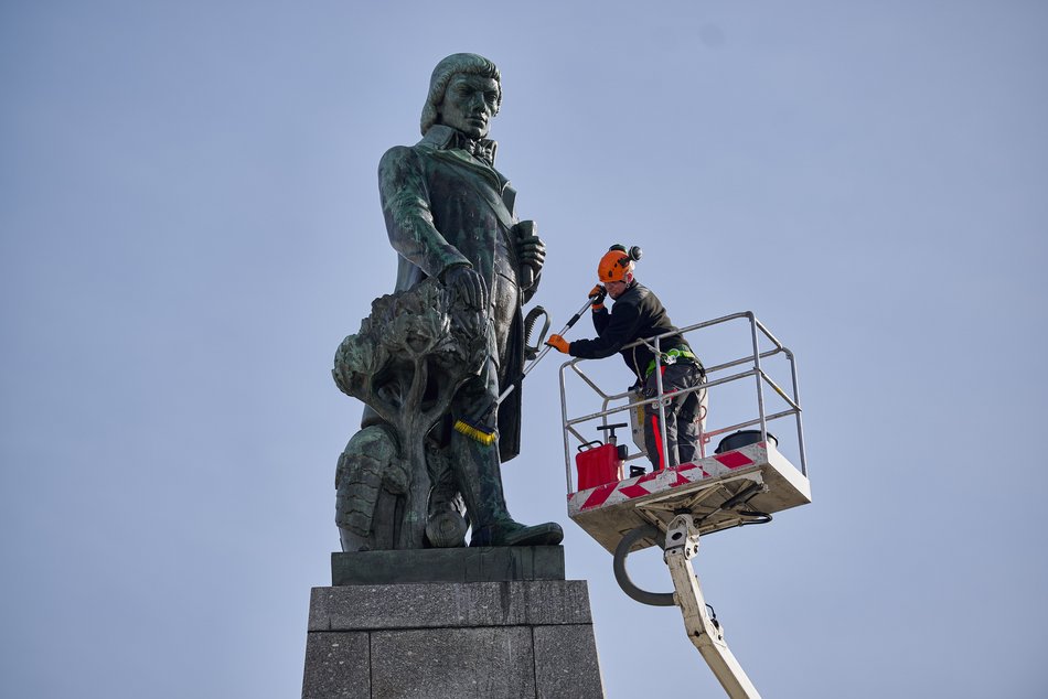 Plac Wolności. Mycie pomnika Tadeusza Kościuszki