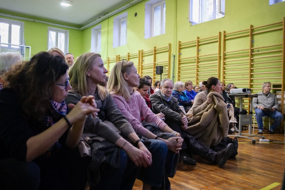 Łódź. Kolej Dużych Prędkości w Łodzi. Tłumy mieszkańców Starego Polesia na spotkaniu z wykonawcami