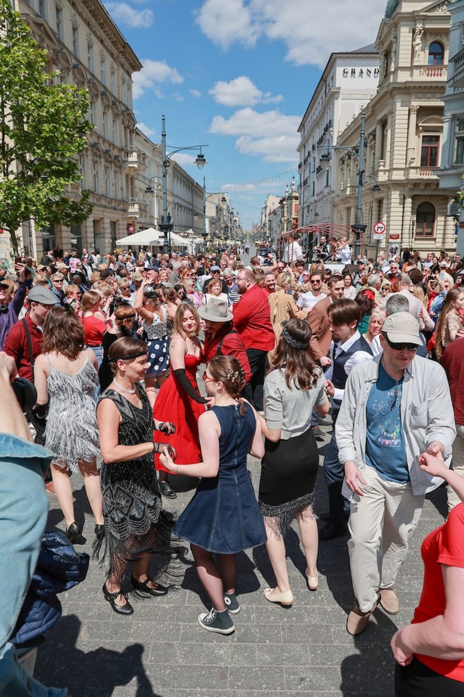 Łódź. Swingowy Spacer po Piotrkowskiej. Najbardziej roztańczona parada w Łodzi! Byłeś?