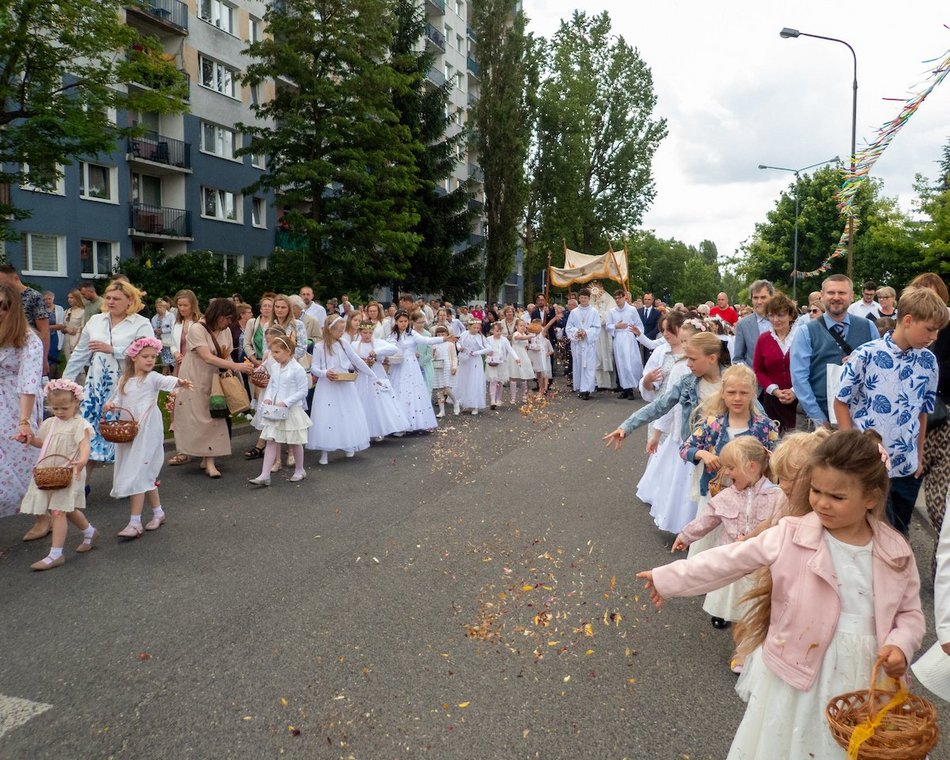 Łódź. Procesja Bożego Ciała na Widzewie w Łodzi. Wierni przeszli ulicami miasta