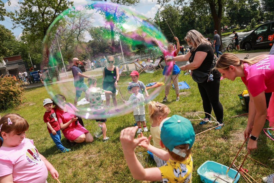 Łódź. Dzień Dziecka w parku na Młynku w Łodzi. Dmuchańce, alpaki i skutery wodne