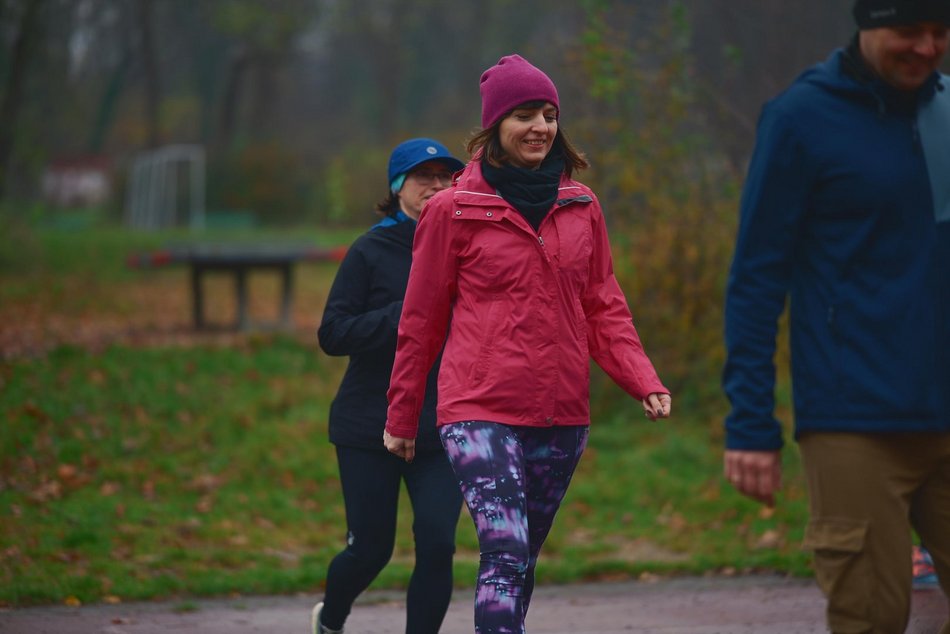 Łódź. Slow jogging w parku Julianowskim. Biegaczom z Łodzi niestraszna jesienna aura