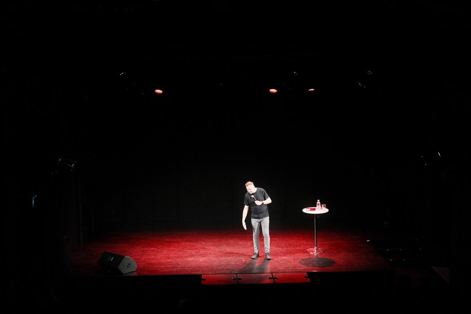 Adam Sobaniec na Stand-up Piotrkowska. Nawet deszcz nie pokrzyżował mu planów