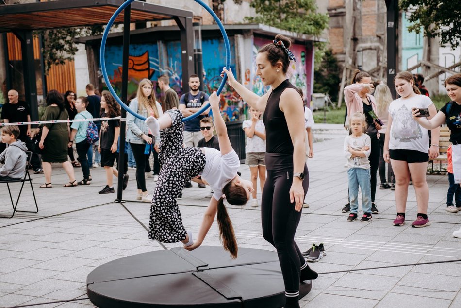 dzieci podczas zabawy