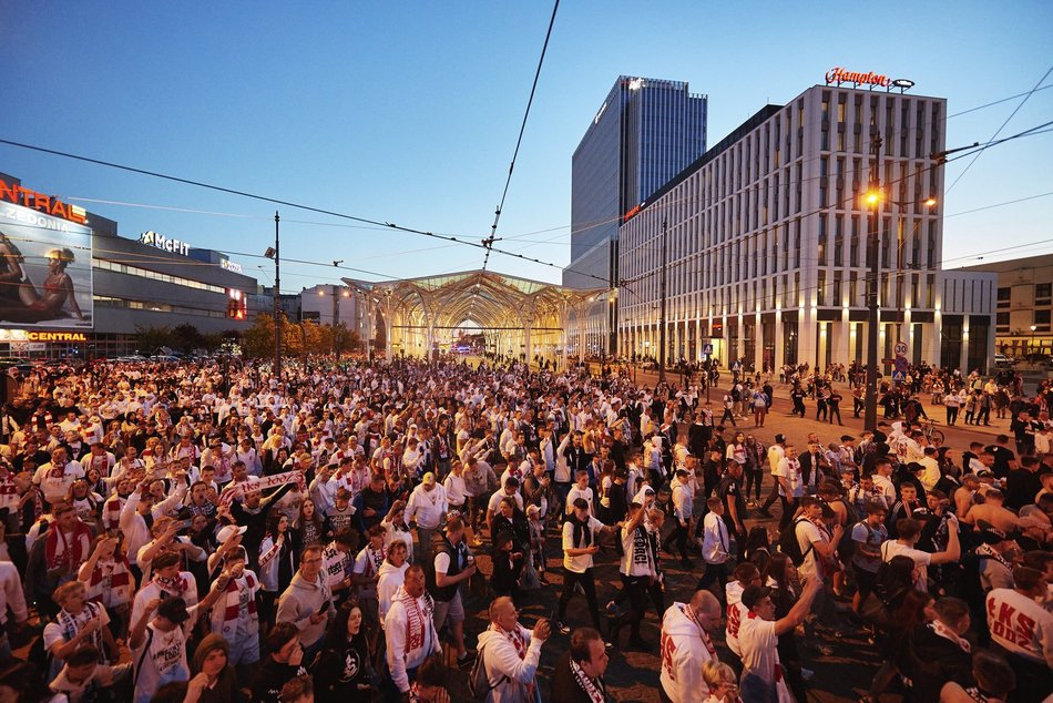 kibice i piłkarze świętują sukces