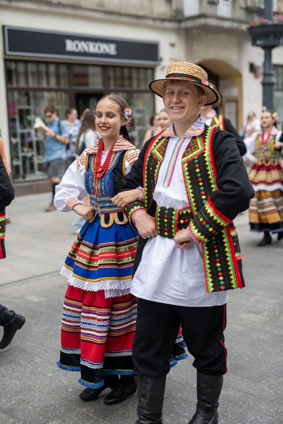 ludzie w strojach folkowych na ulicy