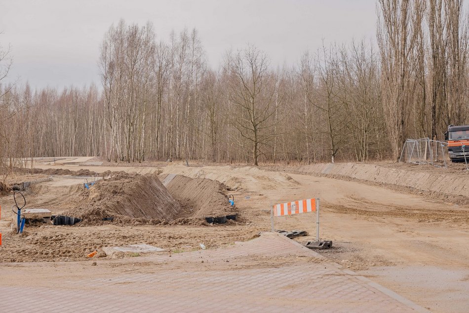 Łódź. Przedłużenie Kaczeńcowej w Łodzi. Nowe rondo przy Rąbieńskiej nabiera kształtów