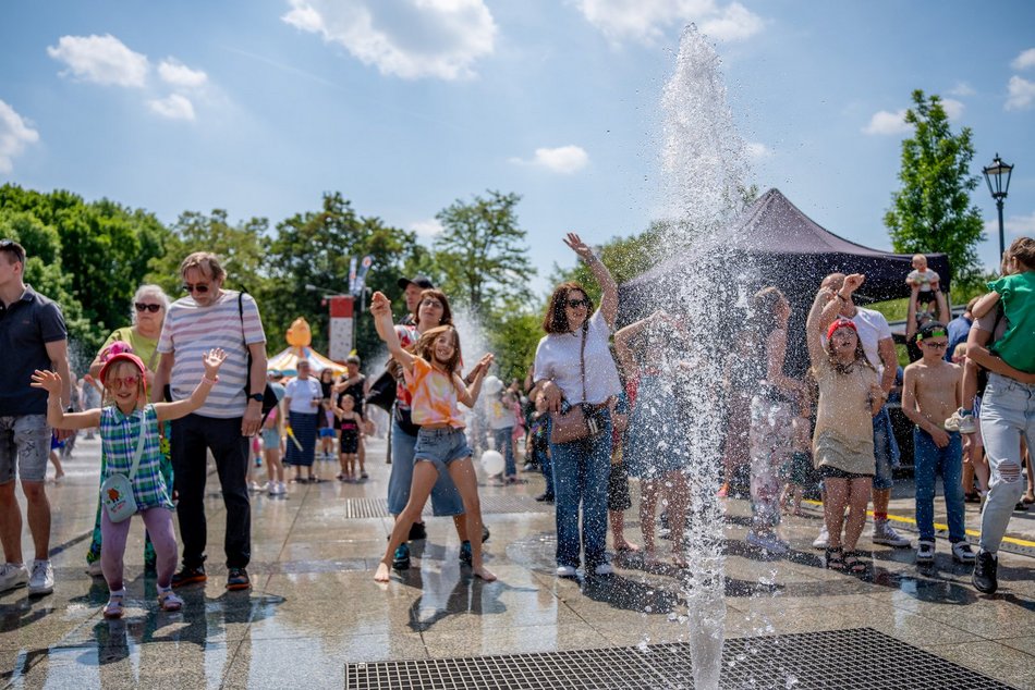 Łódź. Miejski Dzień Dziecka 2025 w Łodzi. Majka Jeżowska, dmuchańce i pokazy [ZDJĘCIA]