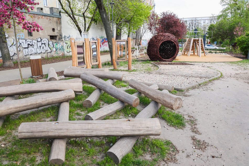 Łódź. Skwer Kunki w Łodzi zachwyca na wiosnę! To nie tylko drewniane pergole, ławki i mnóstwo zieleni