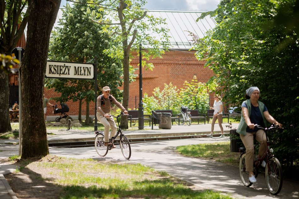 Łódź. Spacerowicze na Księżym Młynie i w Parku Źródliska w Łodzi. Recepta na udany weekend
