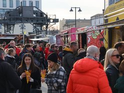 Łódź. Zlot food trucków w EC1 Łódź. Amerykańskie burgery, belgijskie frytki, hiszpańskie churrosy i więcej