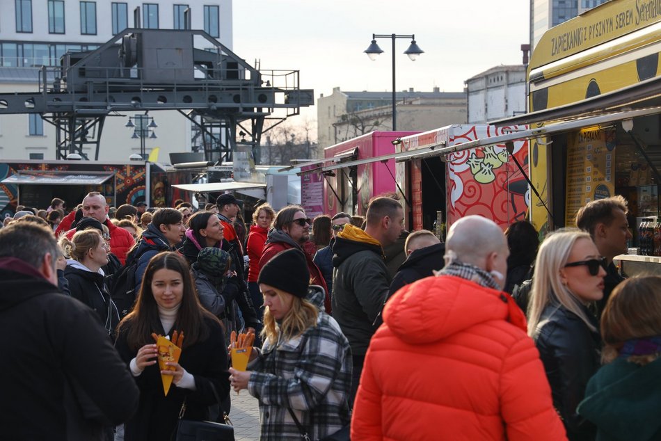 Łódź. Zlot food trucków w EC1 Łódź. Amerykańskie burgery, belgijskie frytki, hiszpańskie churrosy i więcej