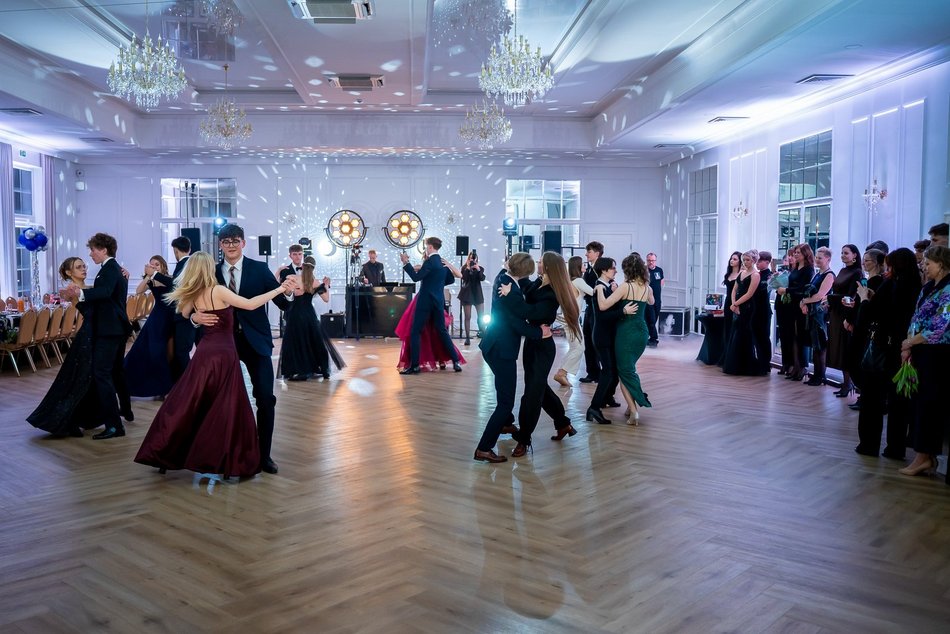 Łódź. Studniówka IV LO w Łodzi. Kreacje, które zapierały dech i radość na twarzach młodzieży