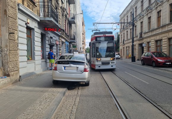 Auto blokuje przejazd tramwaju. Kilińskiego za Narutowicza