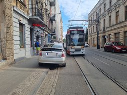 Auto blokuje przejazd tramwaju. Kilińskiego za Narutowicza