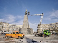 Plac Wolności. Mycie pomnika Tadeusza Kościuszki