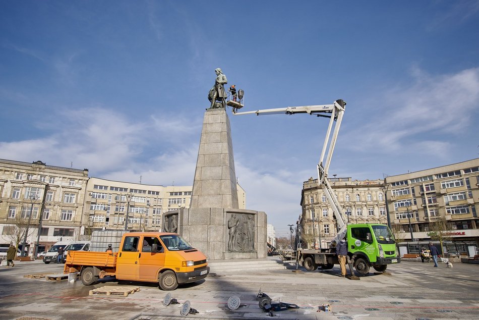 Plac Wolności. Mycie pomnika Tadeusza Kościuszki