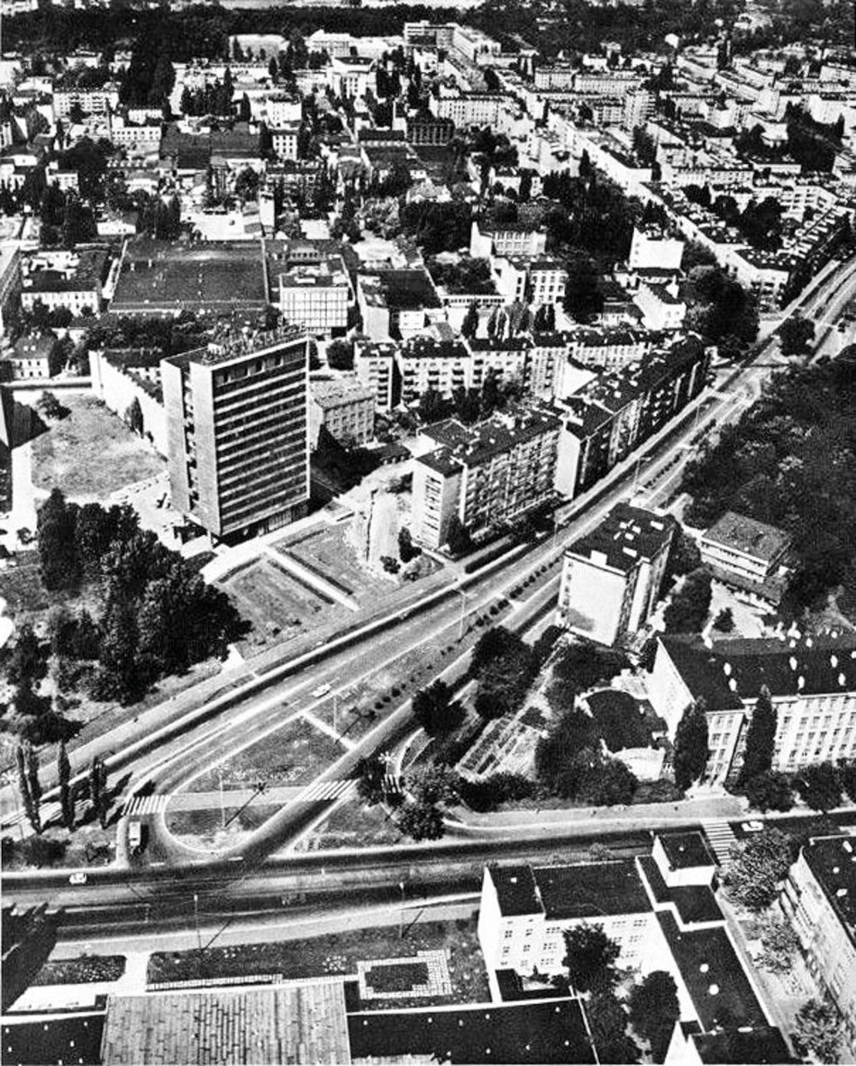 ul. Uniwersytecka z lotu ptaka. Na pierwszym planie skrzyżowanie ul. Narutowicza - lata 1975-1980