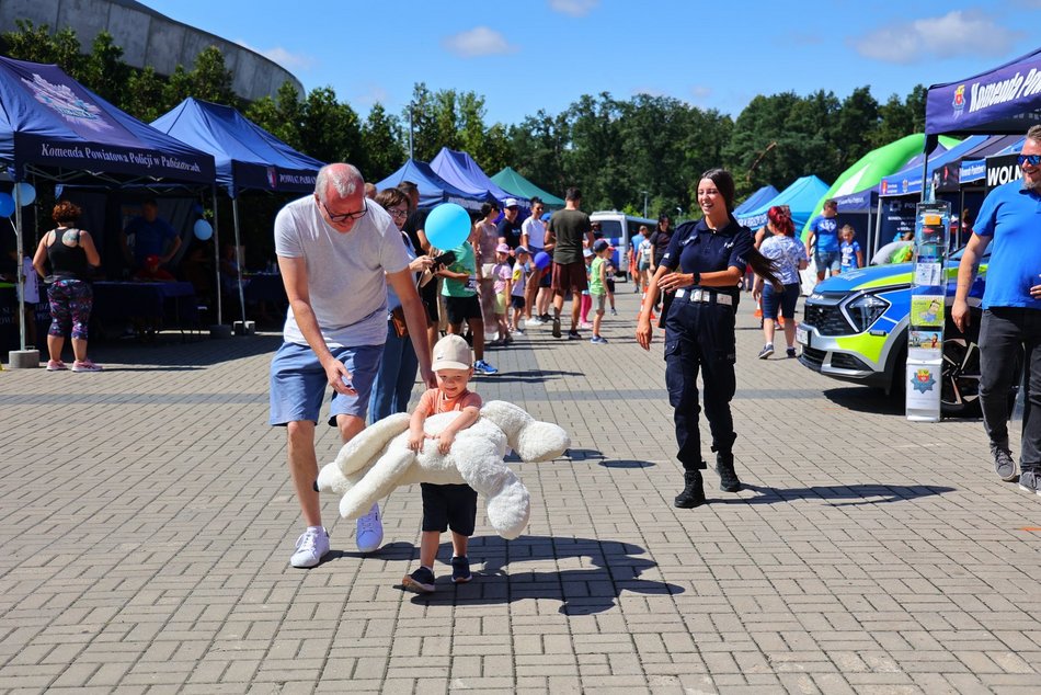 Piknik rodzinny "Bezpieczne wakacje z mundurem" pod Atlas Areną
