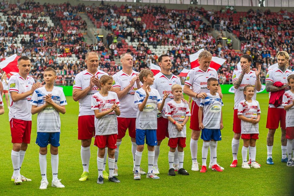 Łódź. Mecz Gwiazd w Łodzi. Na murawie Boniek, Krzynówek, Krychowiak