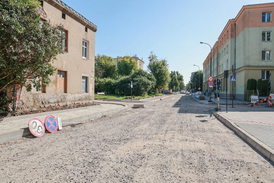 Łódź. Remont Organizacji WiN w Łodzi. Po pierwszych rozbiórkach czas na prace brukarskie