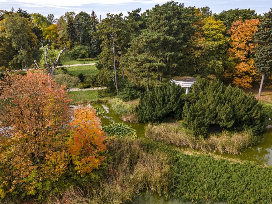 Park Poniatowskiego w jesiennych barwach. Baśniowy krajobraz w centrum miasta
