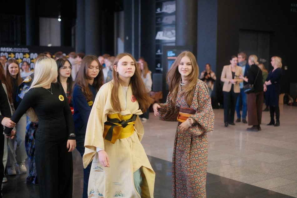 Łódź. Licealiści z Łodzi zatańczyli Belgijkę! Wielkie świętowanie Międzynarodowego Dnia Licealisty