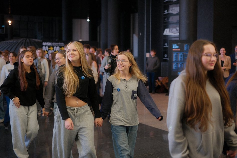 Łódź. Licealiści z Łodzi zatańczyli Belgijkę! Wielkie świętowanie Międzynarodowego Dnia Licealisty