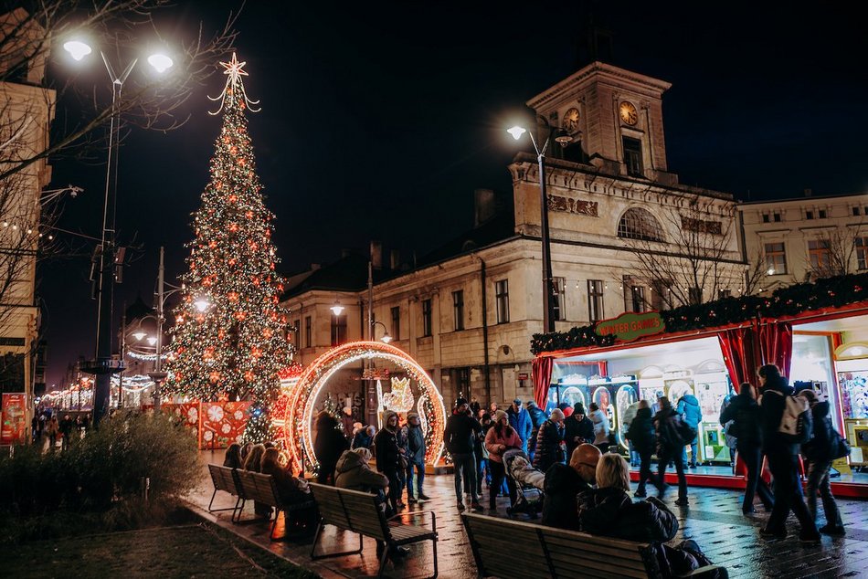 Łódź. Jarmark Bożonarodzeniowy w Łodzi nocą