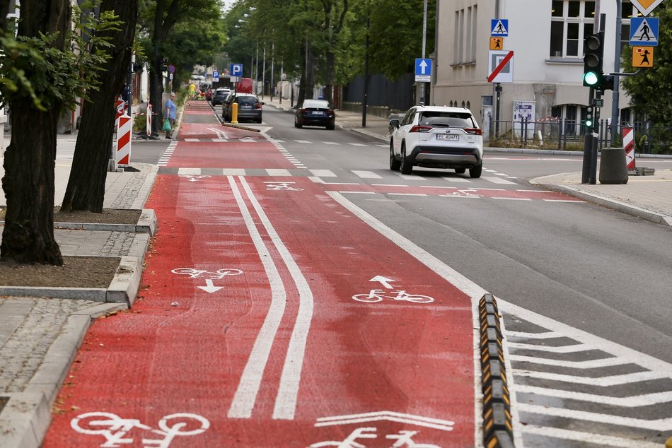 Nowa dwukierunkowa droga rowerowa na ul. Rewolucji 1905 r.