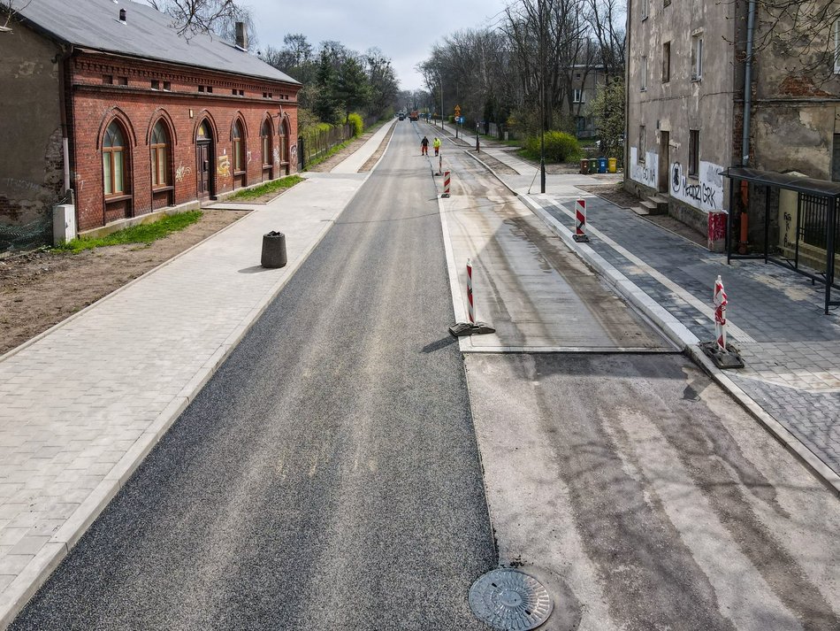 Leją asfalt na Bednarskiej. Koniec prac planowany przed majówką.