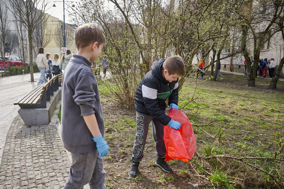 Uczniowie Szkoły Podstawowej nr 70 sprzątają Łódź