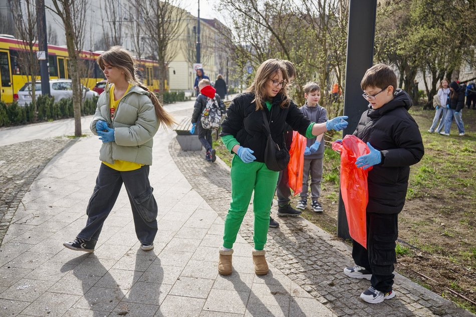 Uczniowie Szkoły Podstawowej nr 70 sprzątają Łódź