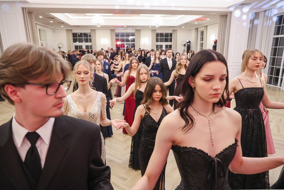 Łódź. Studniówka II LO w Łodzi. Wspaniali maturzyści świętowali w Pałacu Skotniki