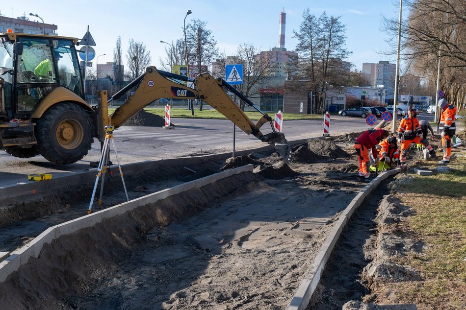 Łódź. Remont Bartoka w Łodzi. Jest już pierwsza warstwa jezdni, trwa budowa parkingów i chodników