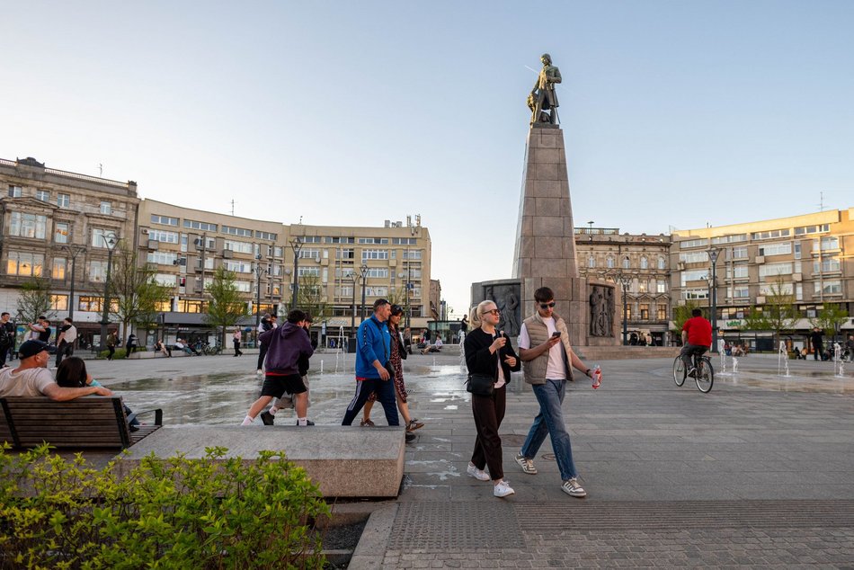 Łódź. Plac Wolności w Łodzi tętni życiem. To jedno z najpopularniejszych miejsc spotkań!