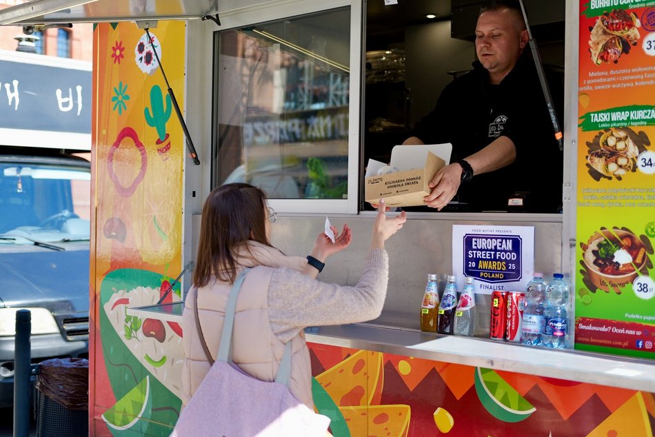 Łódź. Zlot food trucków w EC1 Łódź. Nie chce Ci się gotować? Koniecznie tam zajrzyj!