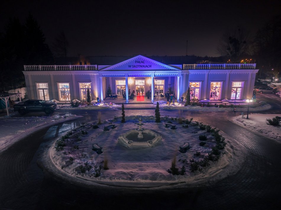 Łódź. Studniówka IV LO w Łodzi. Kreacje, które zapierały dech i radość na twarzach młodzieży